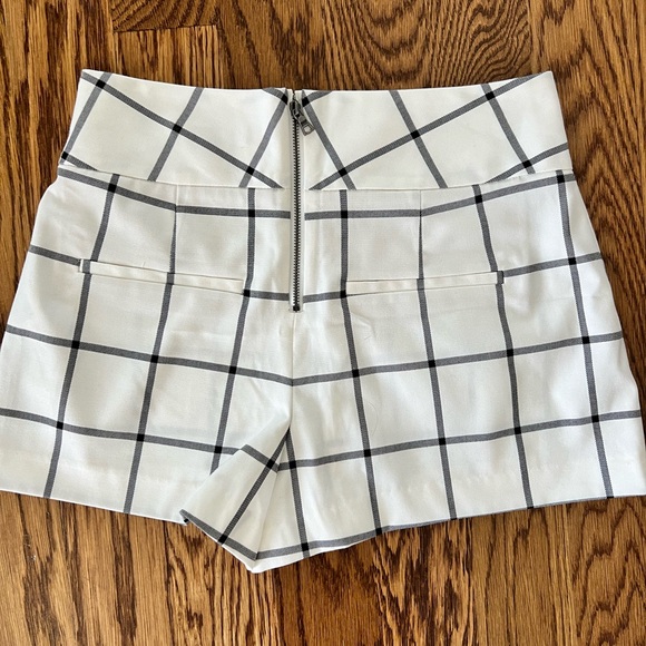 Alice and Olivia white and black shorts size small - Picture 3 of 3